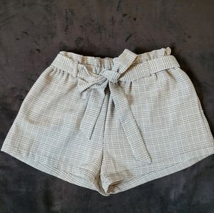 Paperbag waist, plaid, b&w shorts, medium